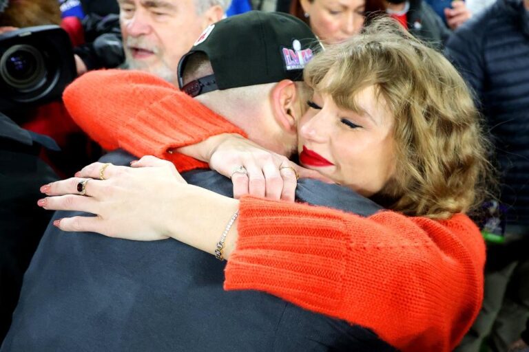 Feature Taylor Swift Latest Jewelry Gives Special Nod to Travis Kelce at the Kansas City Chiefs 2