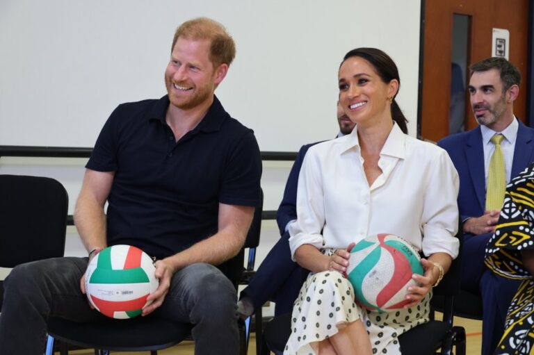 Prince Harry and Meghan Markle receive gift in Colombia ER3 1350 bx0FXmQs