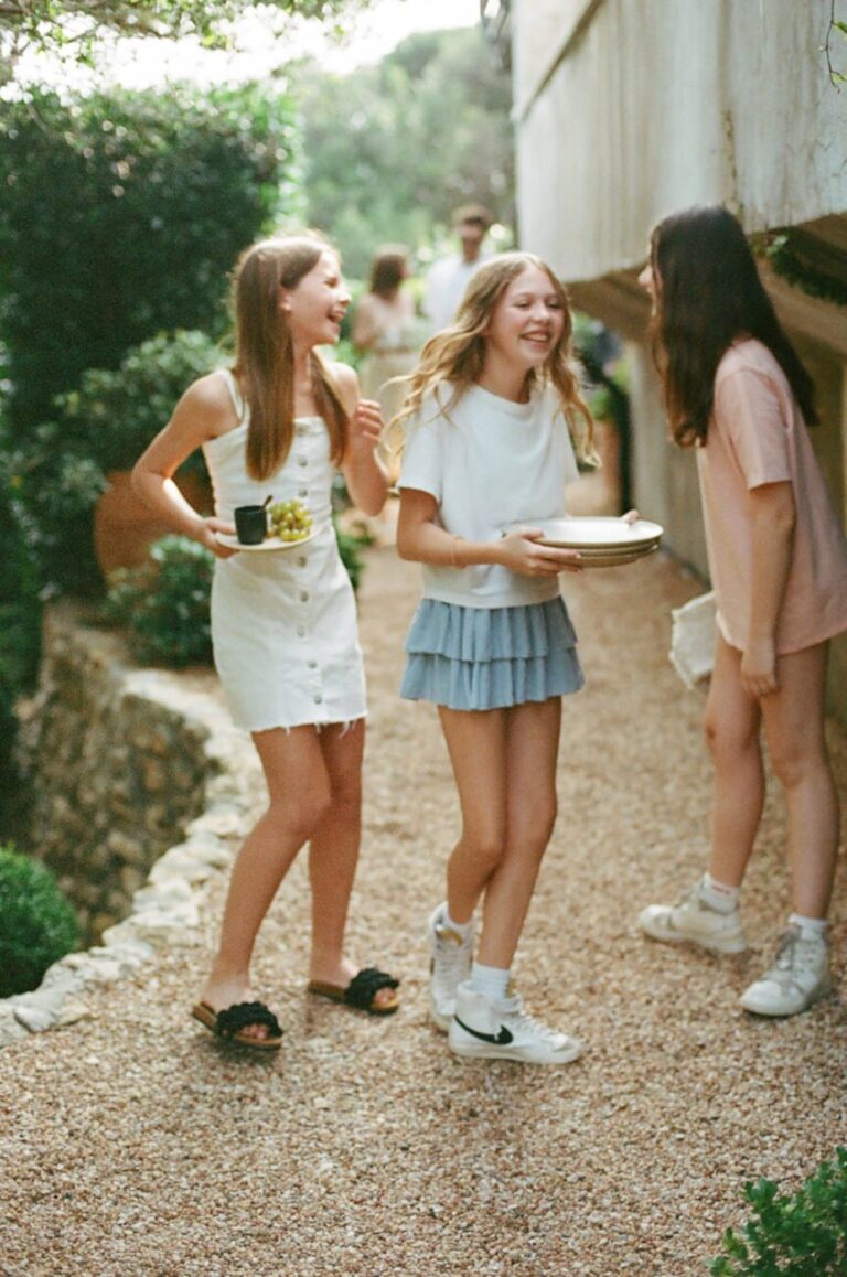 girls laughing no phones 1 865x1304