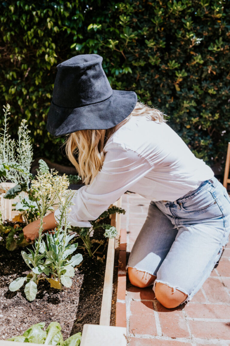 woman gardening 865x1298