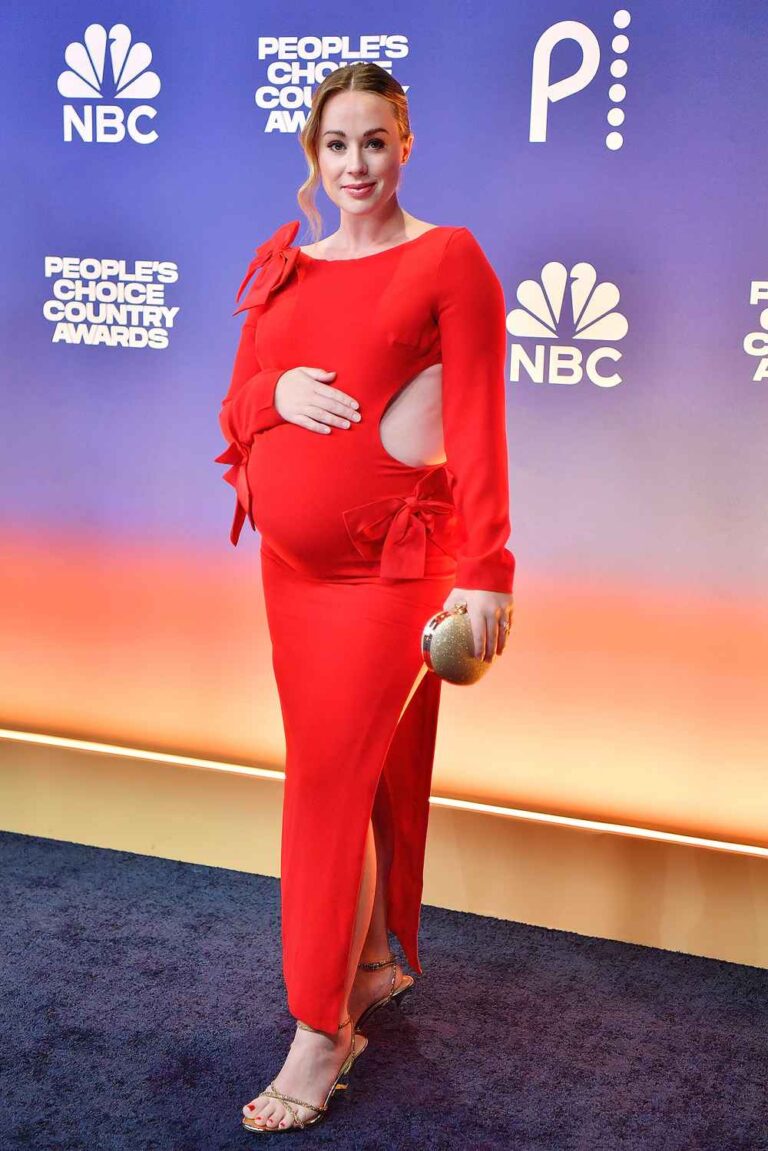 Pregnant Whitney Leavitt Shows Off Bump at Peoples Choice Country Awards 01 2024