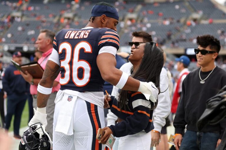 Simone Biles Gives Husband Jonathan Owens Sideline Kiss Before Bears Game 01 2024