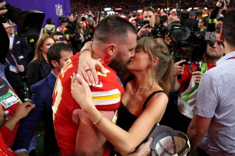 travis kelce taylor swift kiss 2008557096