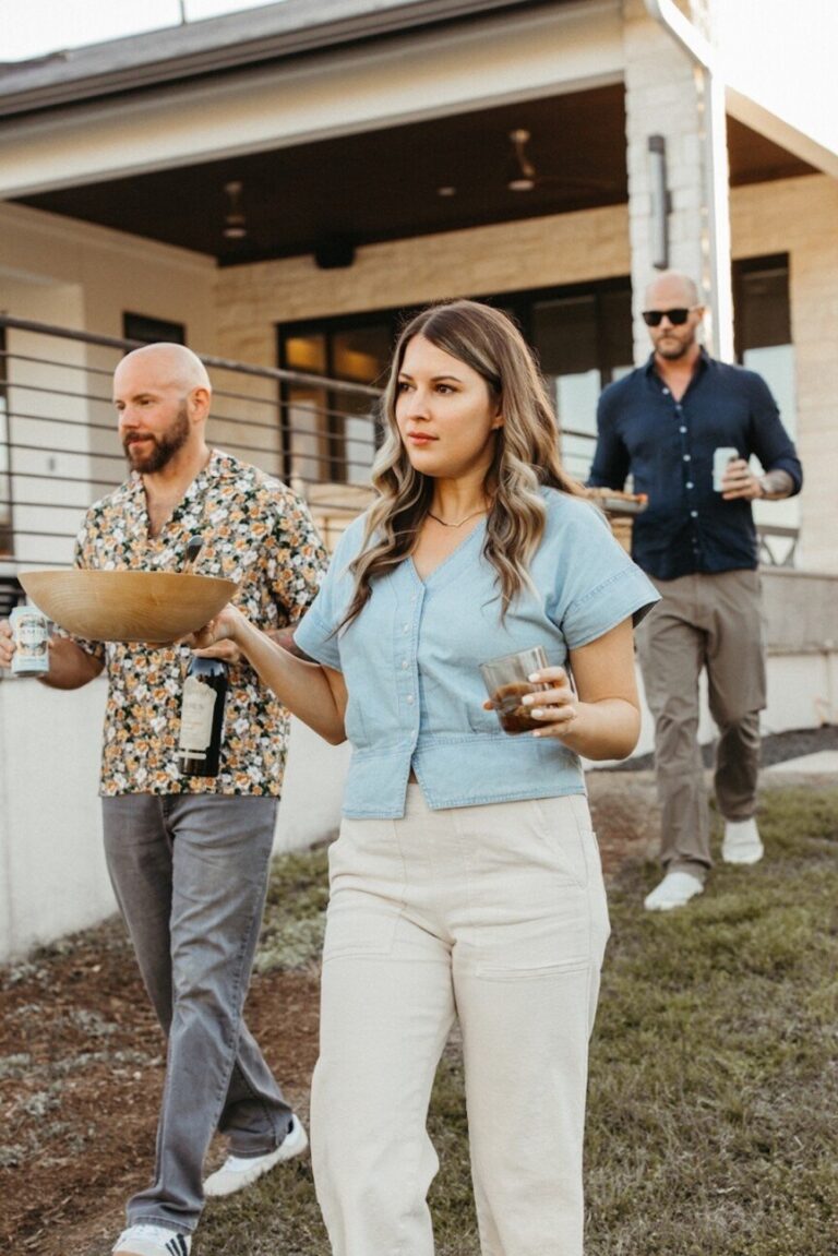 people at dinner party 865x1296