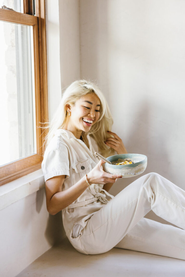 woman eating grain bowl 865x1298