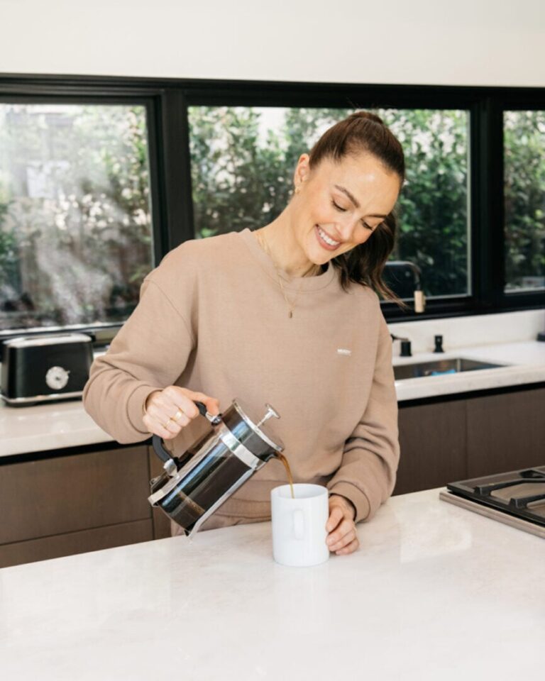 woman pouring coffee 865x1081