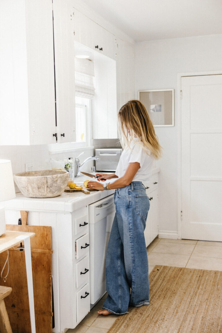 woman slicing lemons 865x1298