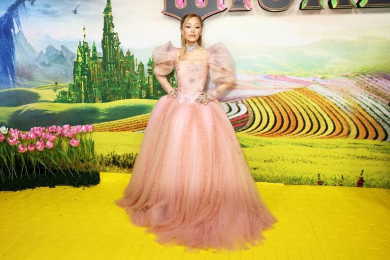 2 Ariana Grande Stuns in Vivienne Westwood Delivers Glinda Vibes for Wicked Australia Premiere