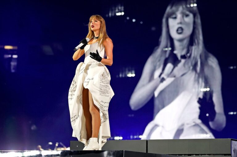 Taylor Swift Shouts Out Eras Tour Dancers for Changing Her Mic Pack 01 2024