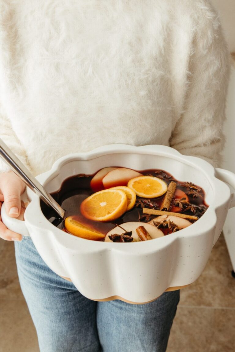 holding mulled wine recipe 865x1297 1