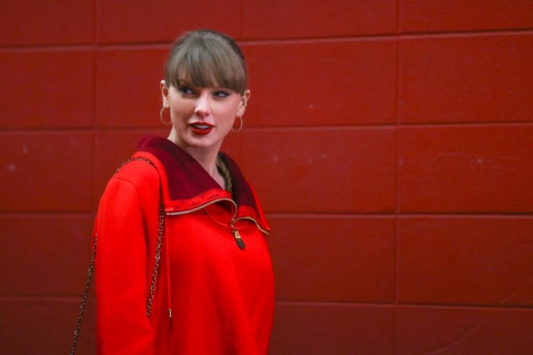 2Taylor Swift Lookalike Reacts to Being Identified as Pop Star at Chiefs vs Steelers Christmas Game