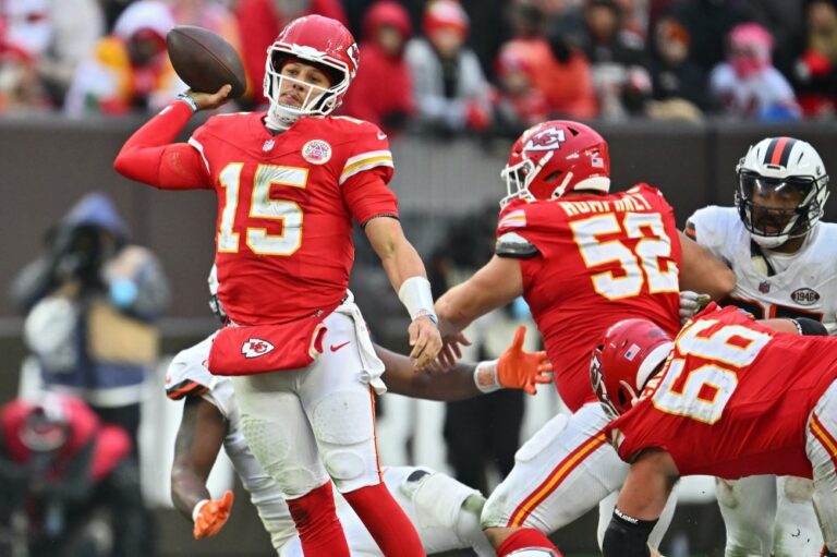 GettyImages 2190121300 Patrick Mahomes Limps Away From Chiefs vs. Browns Game with Ankle Injury