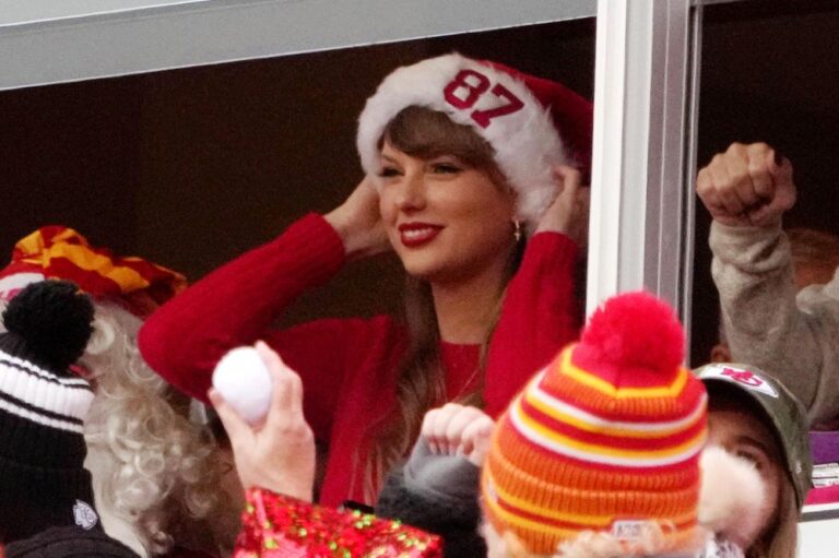 Taylor Swift Celebrates Christmas at Travis Kelce s Chiefs vs Steelers Game in Pittsburgh 048