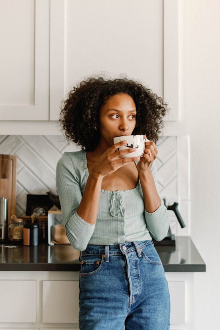 woman drinking tea 865x1298