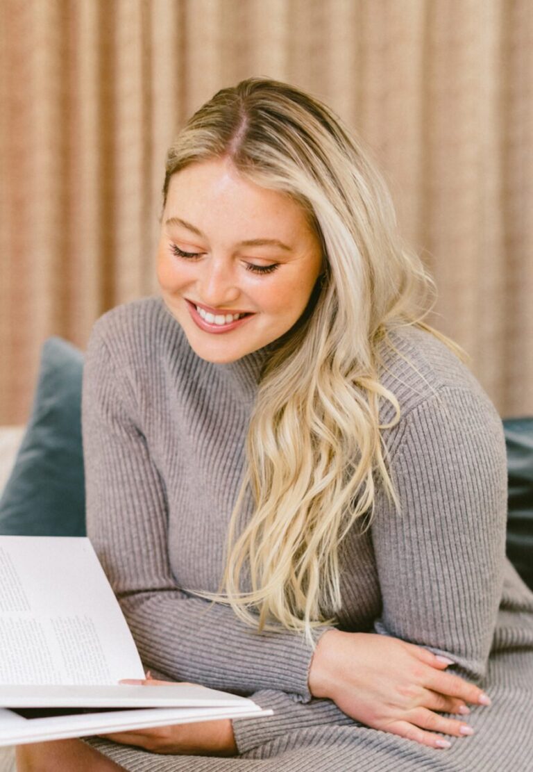 iskra lawrence reading 865x1251