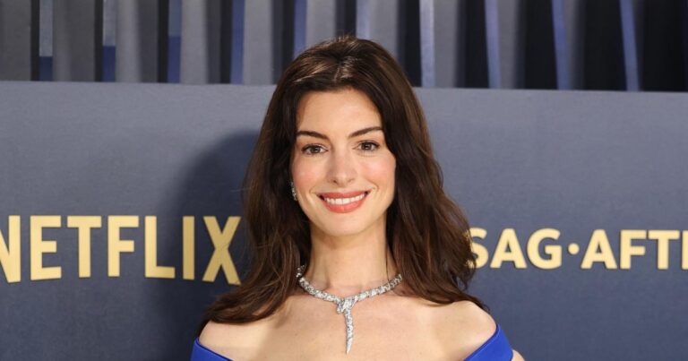 Anne Hathaway and 5 Year Old Son Jack Cheer on the Eagles at the Super Bow 145