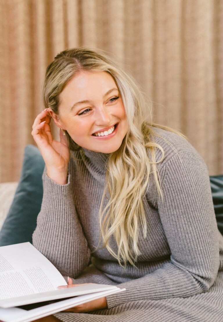 iskra lawrence reading 865x1251